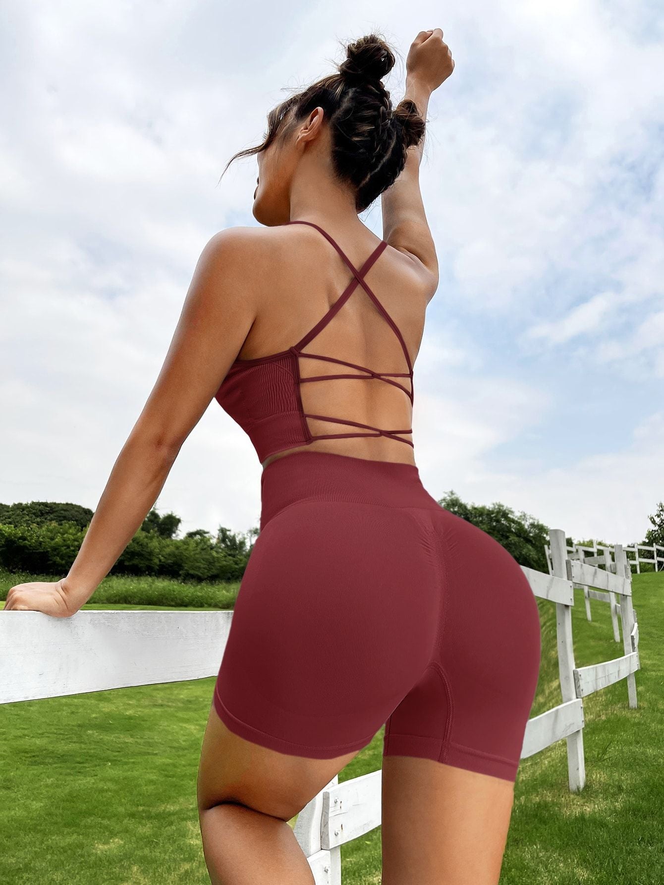 Débardeur yoga femme — dos croisé à fines bretelles
